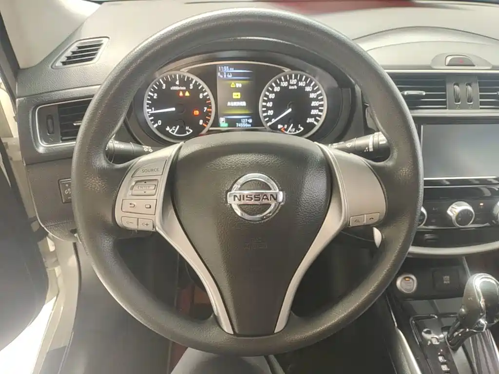 Nissan Tiida — фото 11