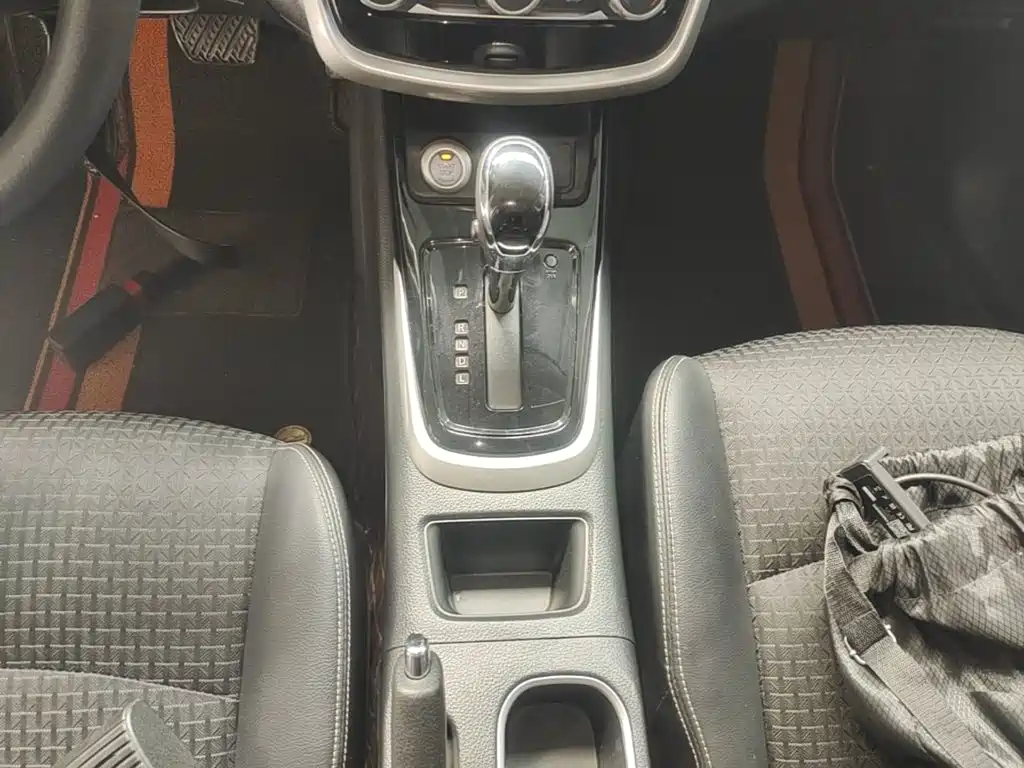 Nissan Tiida — фото 14