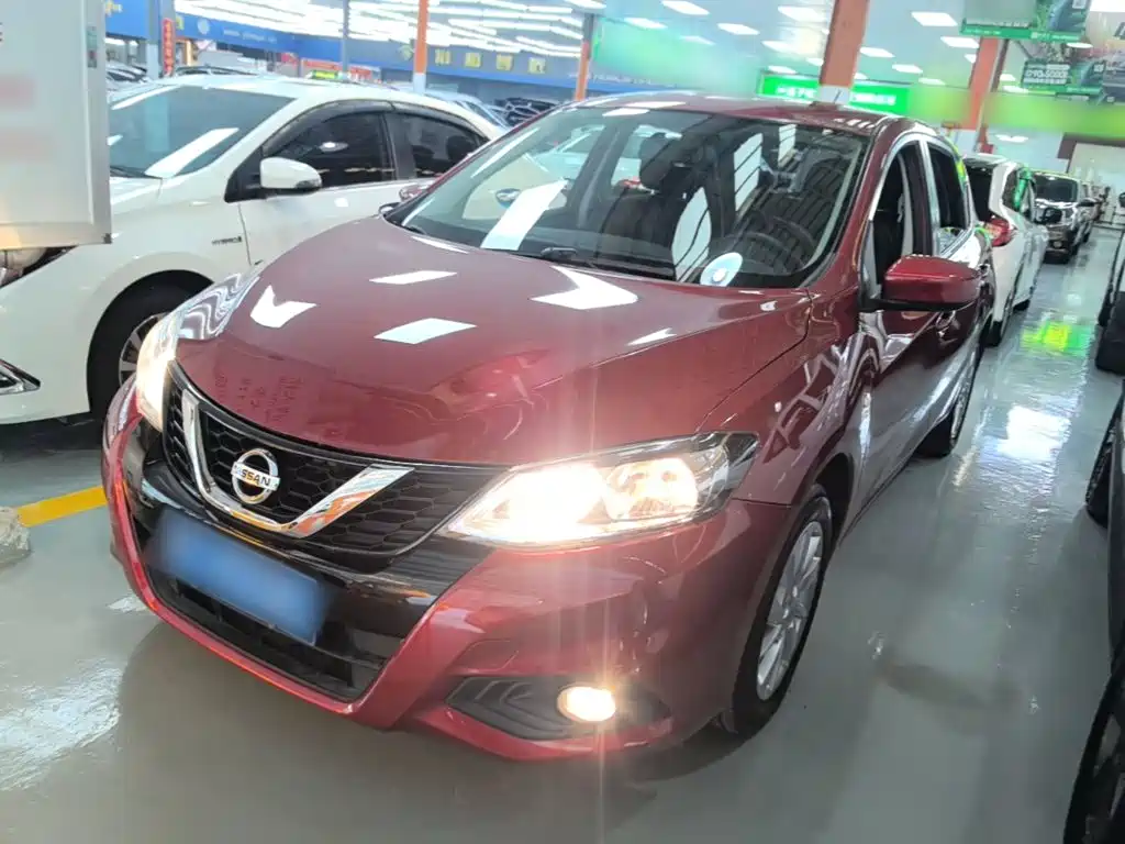 Nissan Tiida — фото 2