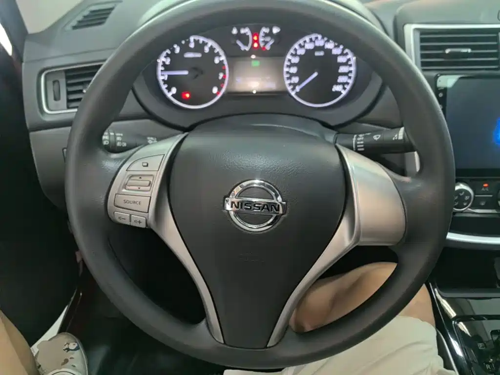 Nissan Tiida — фото 11