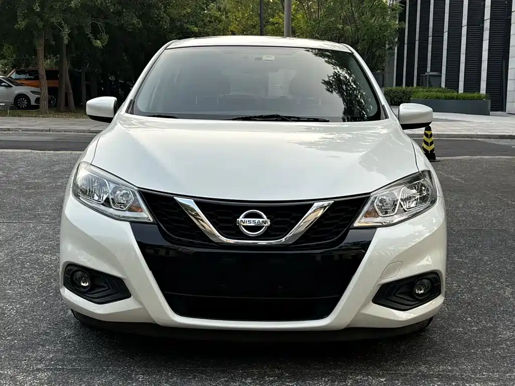 Nissan Tiida — фото 2