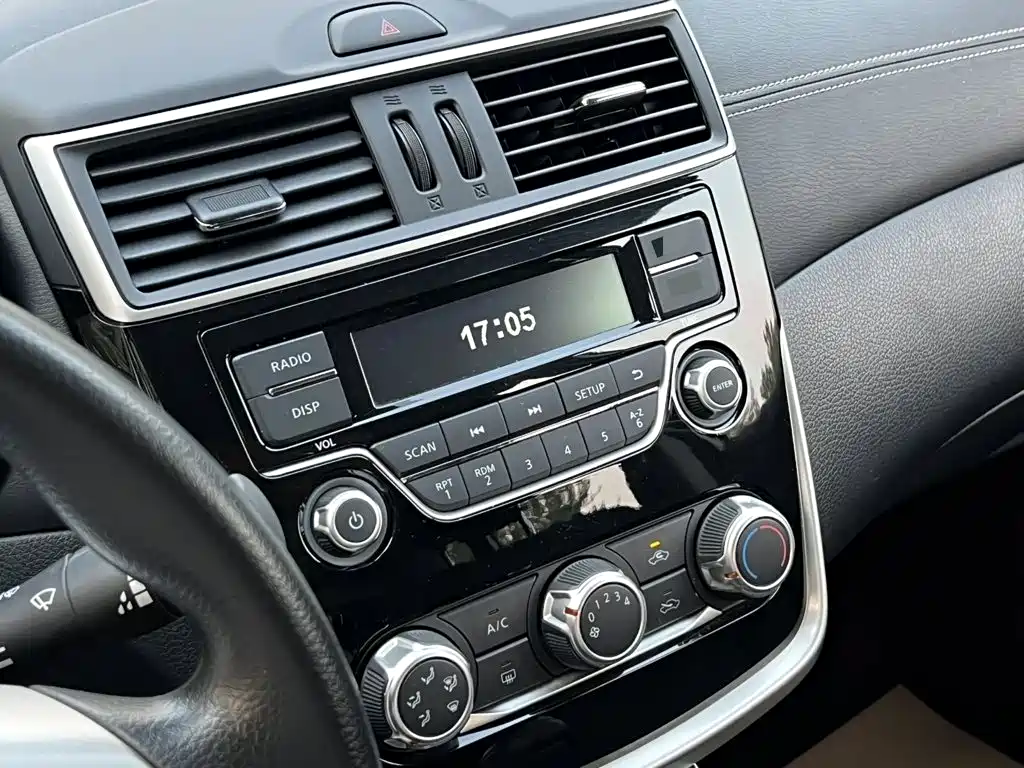 Nissan Tiida — фото 6