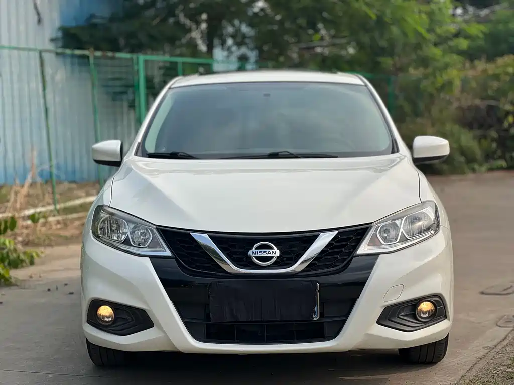 Nissan Tiida — фото 2