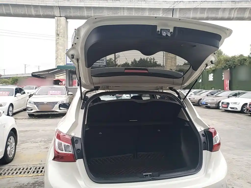 Nissan Tiida — фото 19