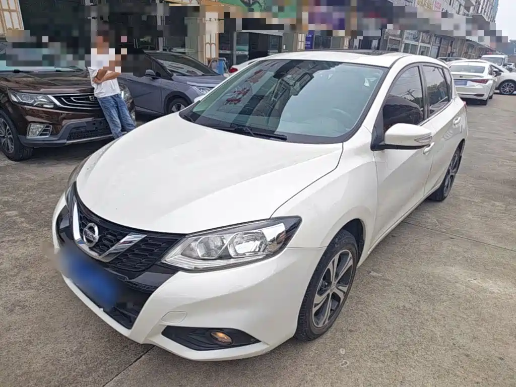 Nissan Tiida — фото 2
