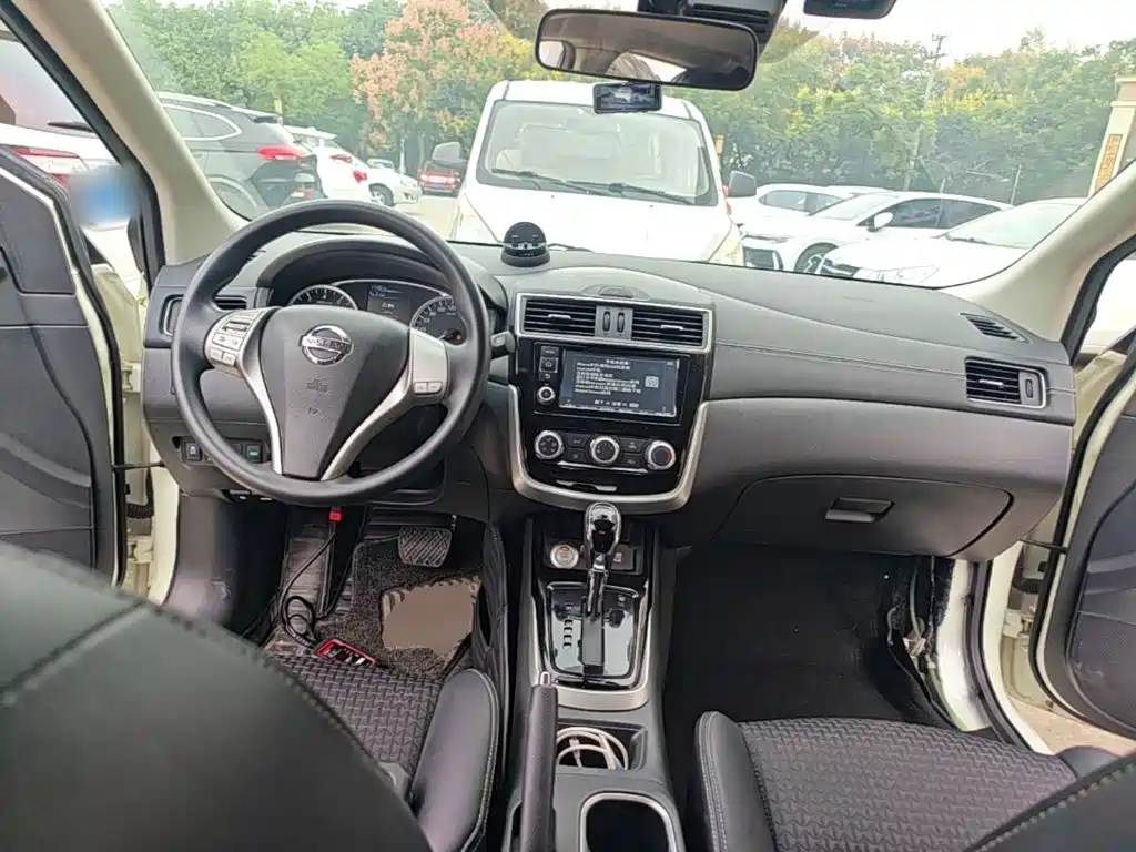 Nissan Tiida — фото 10