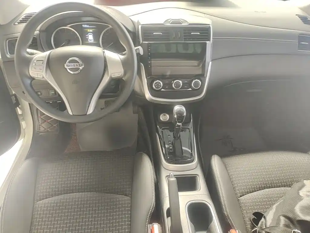 Nissan Tiida — фото 10