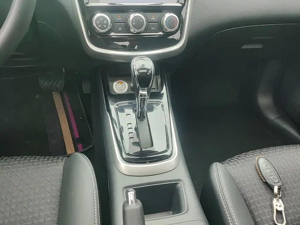 Nissan Tiida — фото 14