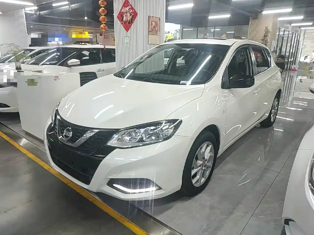 Nissan Tiida — фото 2