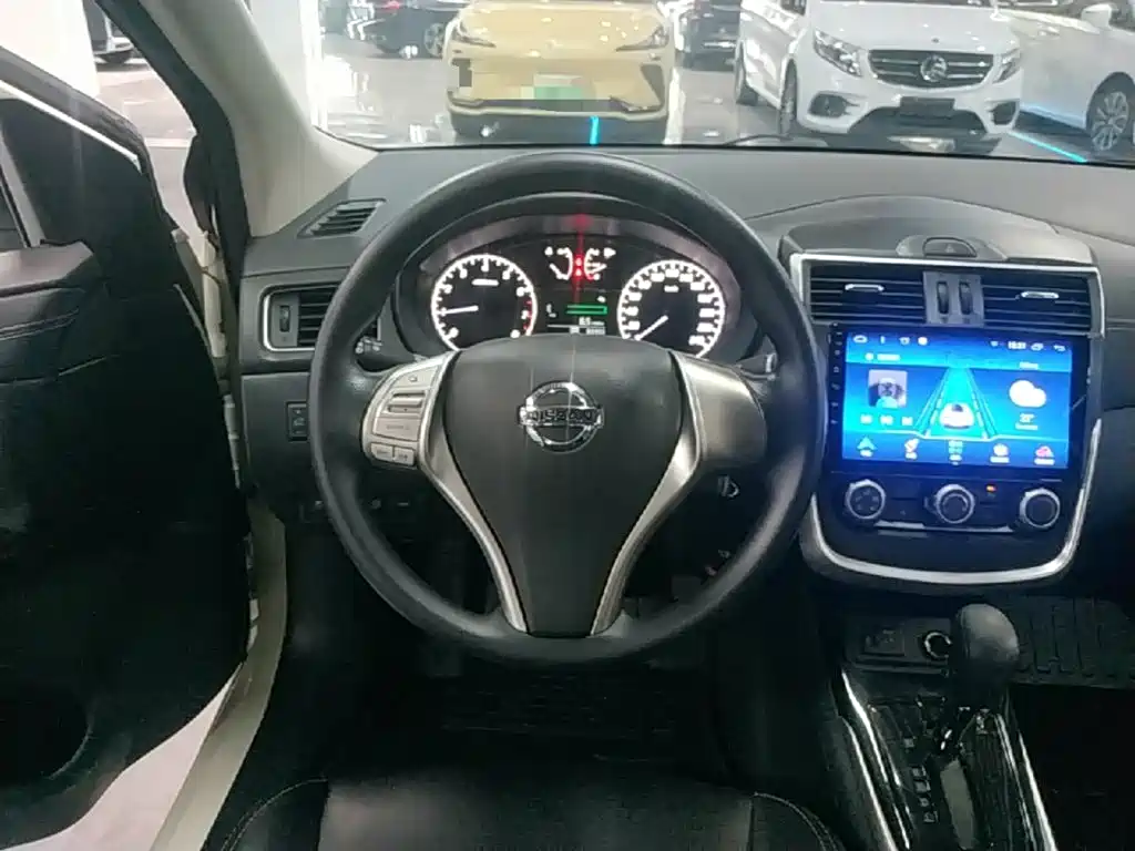 Nissan Tiida — фото 11