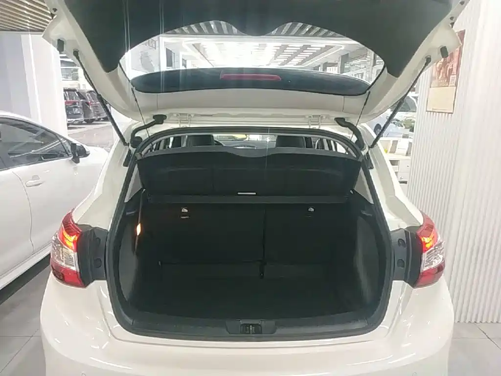 Nissan Tiida — фото 19