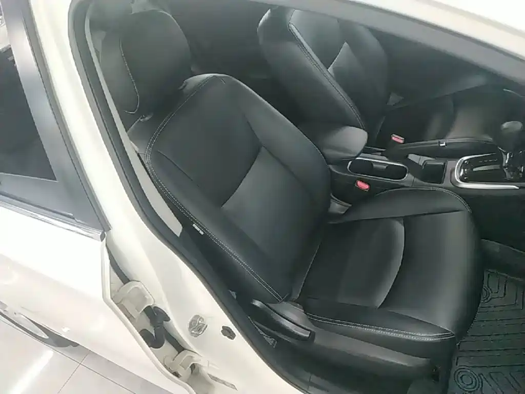 Nissan Tiida — фото 25