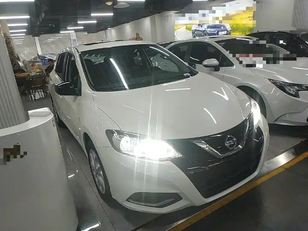 Nissan Tiida — фото 4