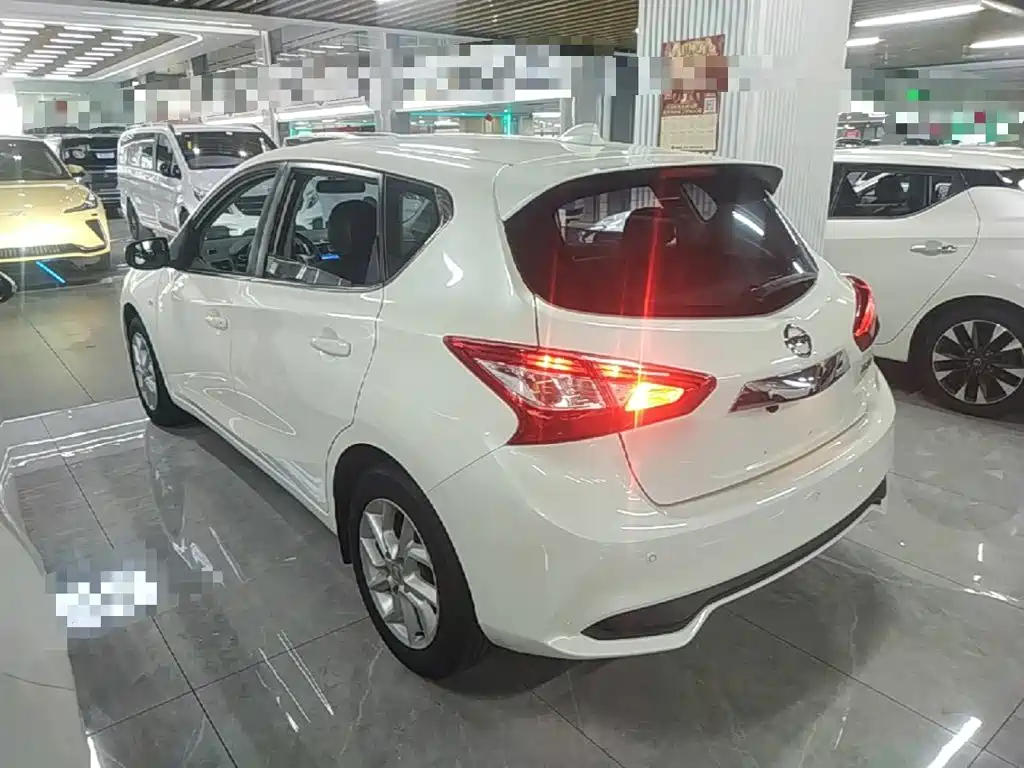 Nissan Tiida — фото 5