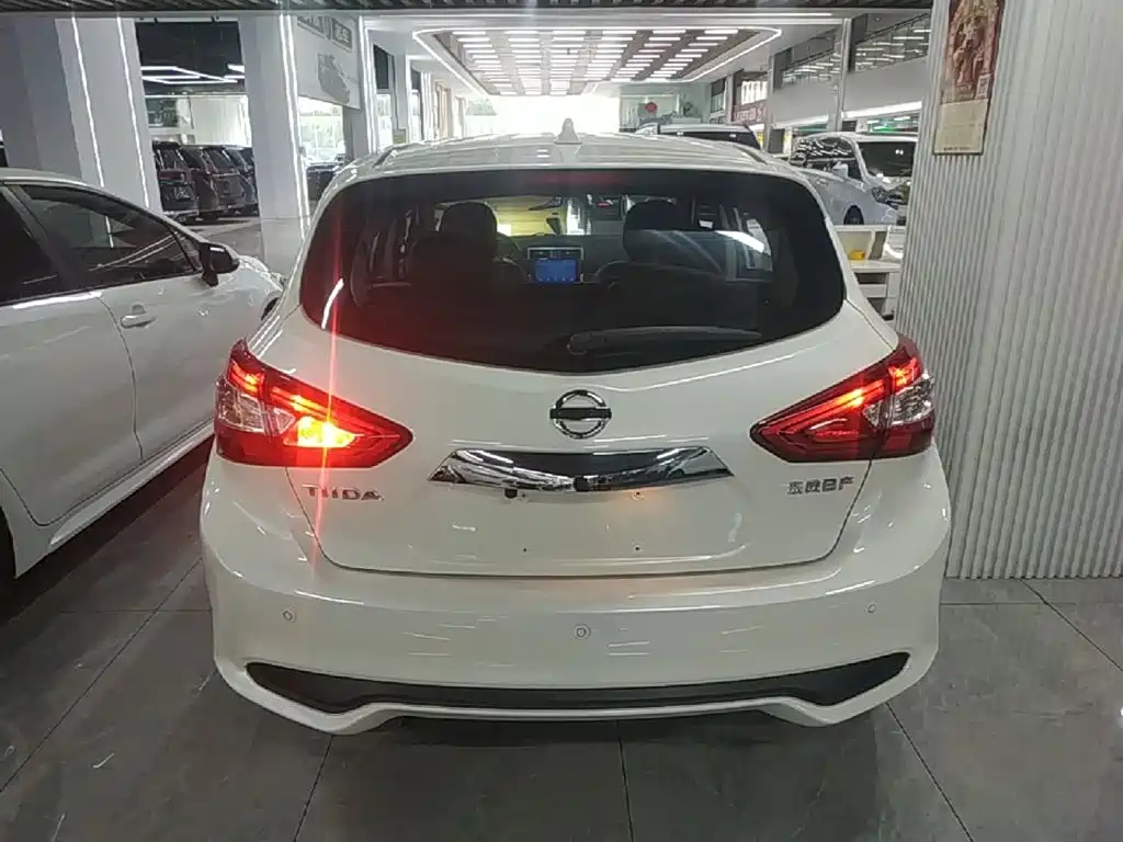Nissan Tiida — фото 6