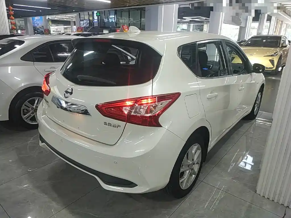 Nissan Tiida — фото 7
