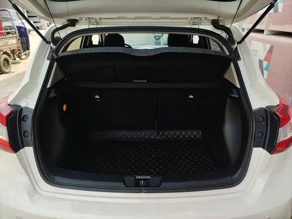 Nissan Tiida — фото 19