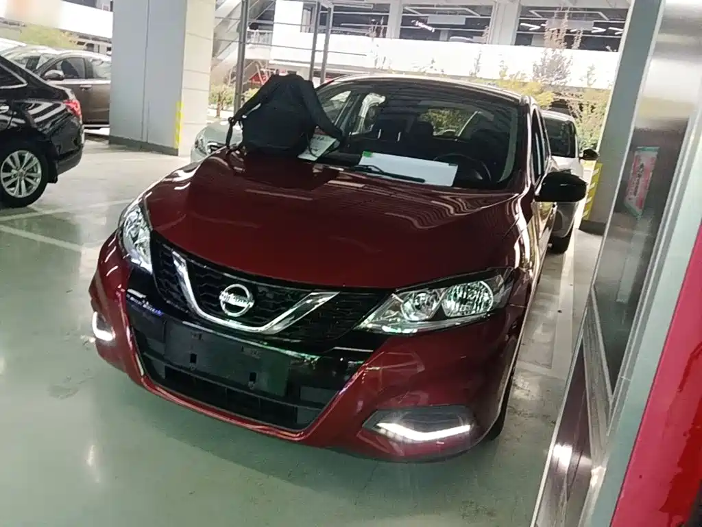 Nissan Tiida — фото 2