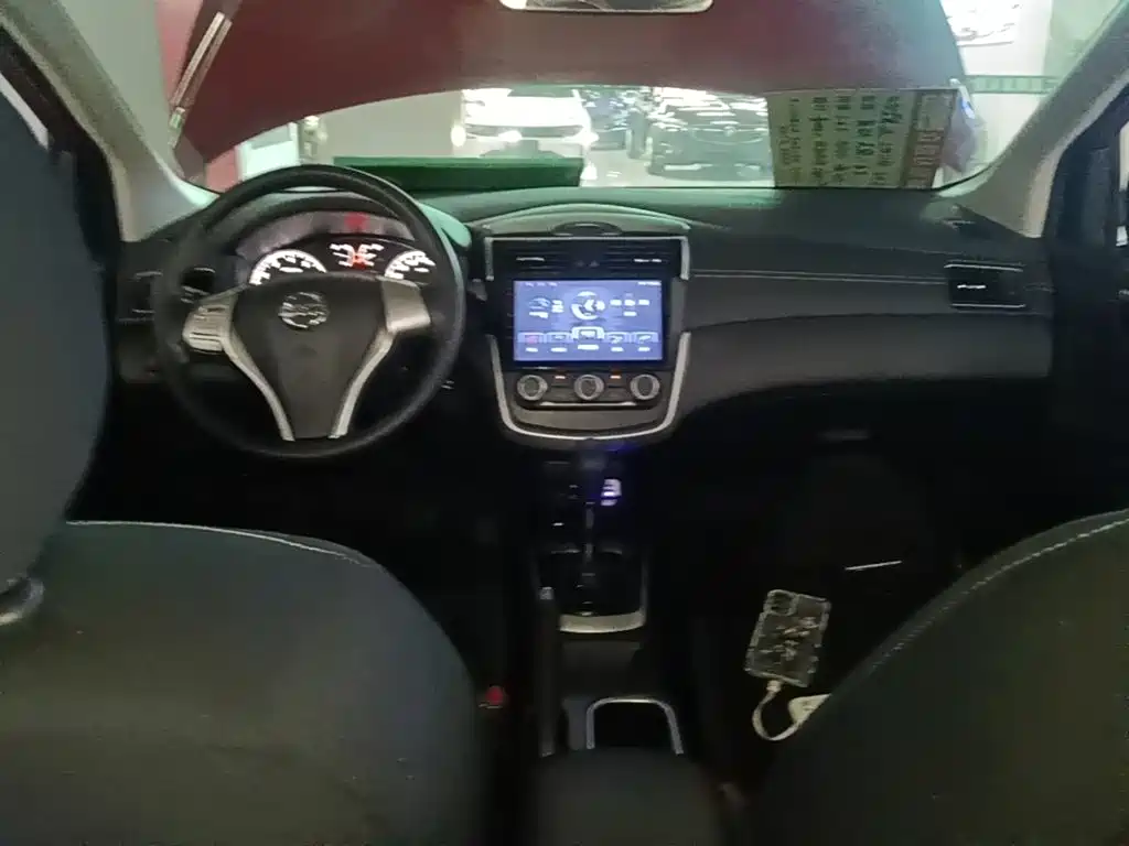 Nissan Tiida — фото 10