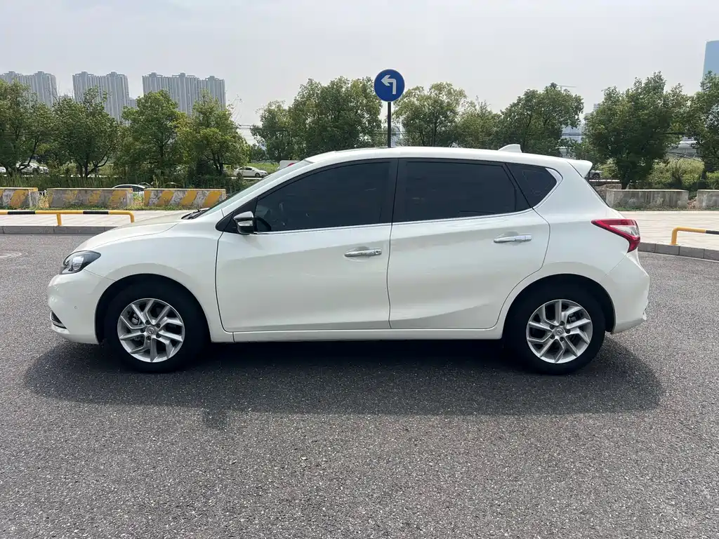 Nissan Tiida — фото 4