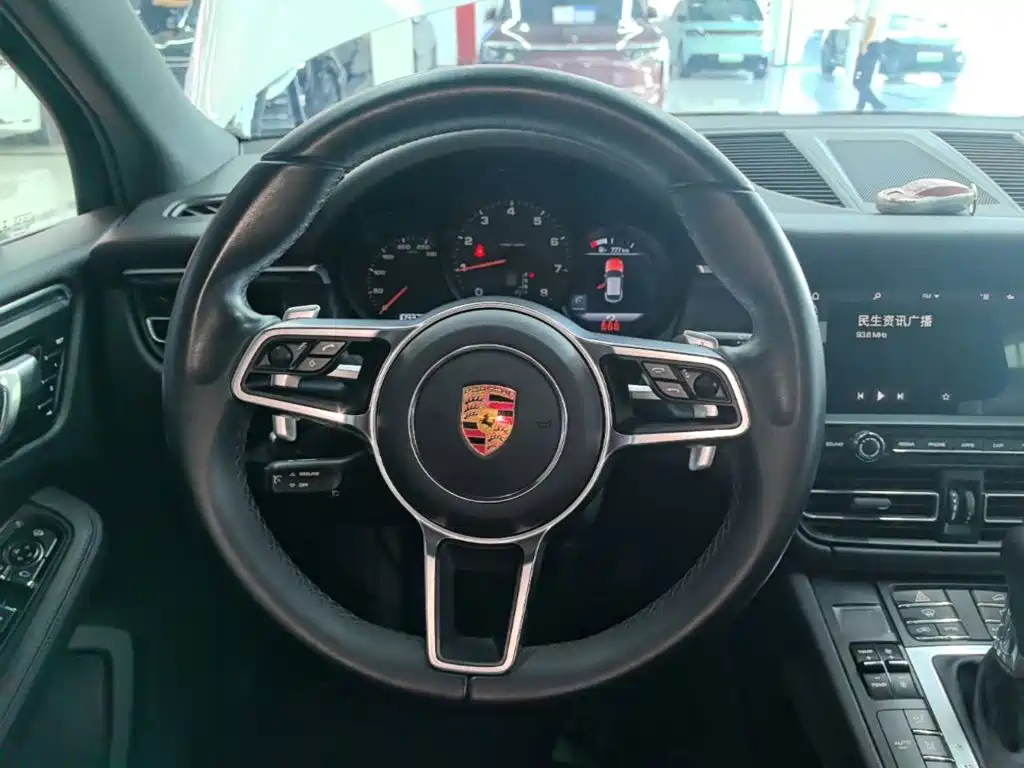 Porsche Macan — фото 11