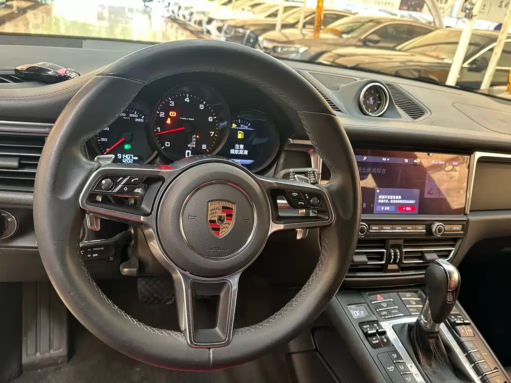 Porsche Macan — фото 13