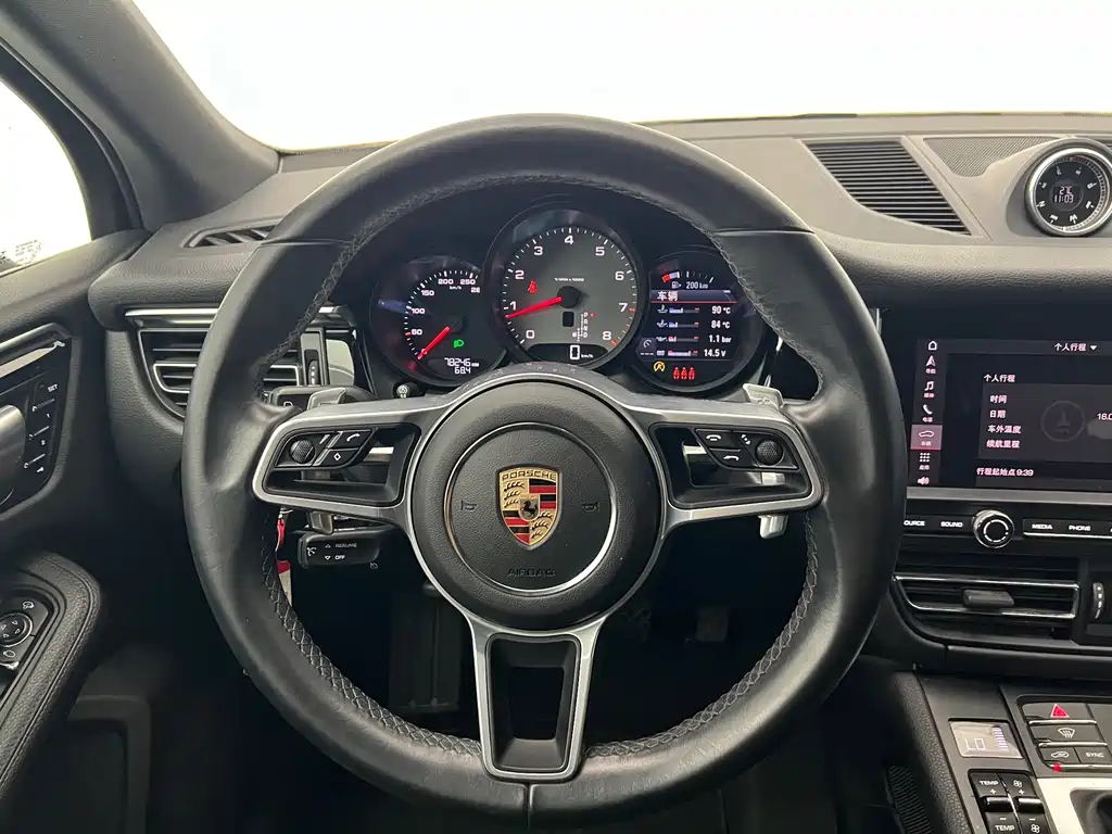 Porsche Macan — фото 15