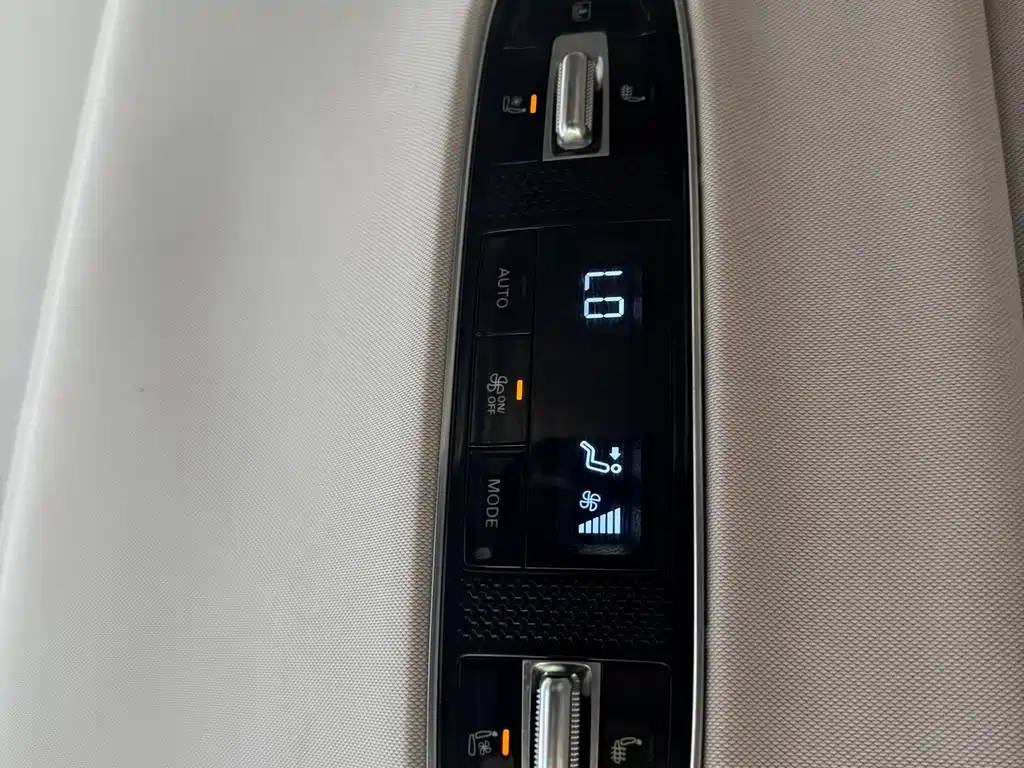 Roewe iMAX8 — фото 23