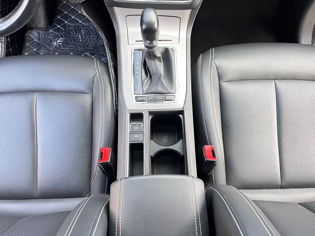 Roewe RX5 New Energy — фото 14