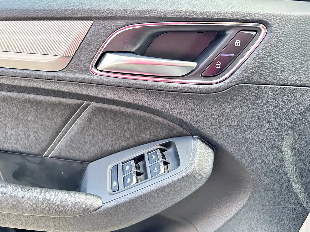 Roewe RX5 New Energy — фото 17