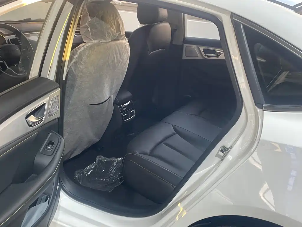 Roewe i6 MAX New Energy — фото 8