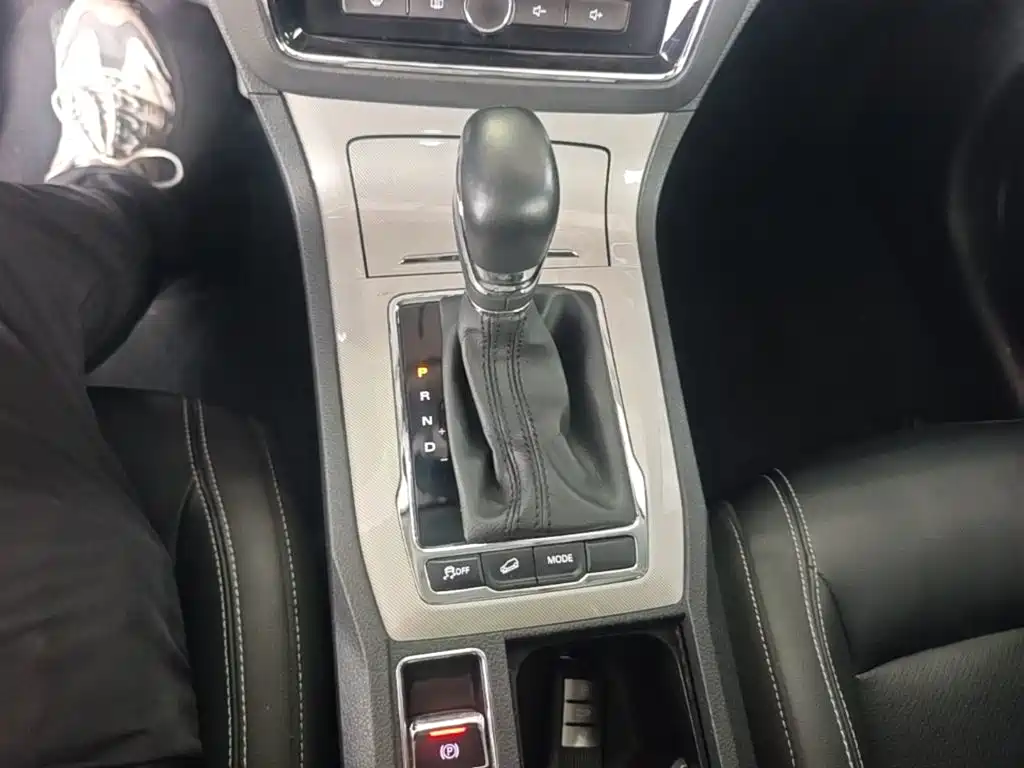 Roewe RX5 New Energy — фото 14