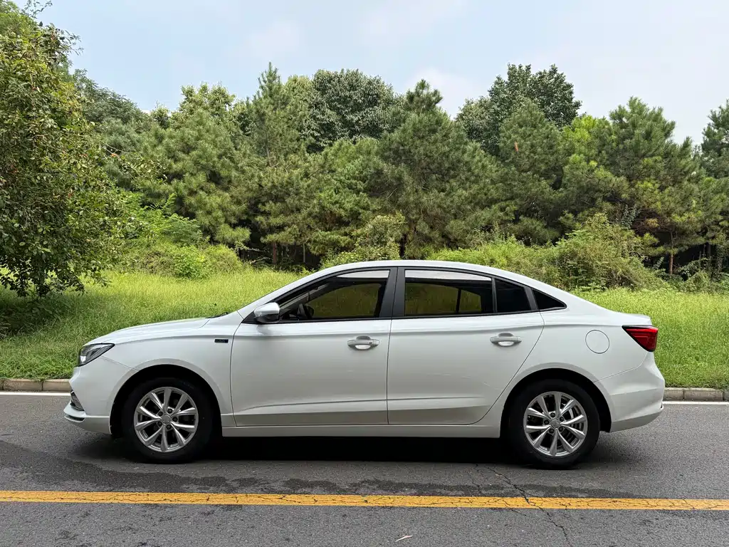 Roewe i5 — фото 3