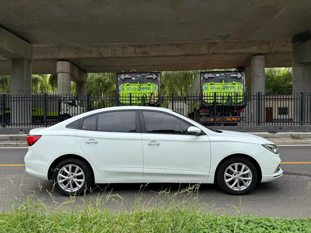 Roewe i5 — фото 4