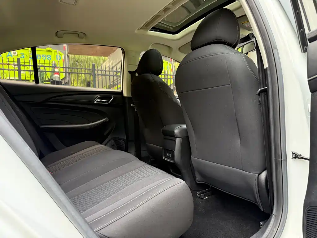 Roewe i5 — фото 10