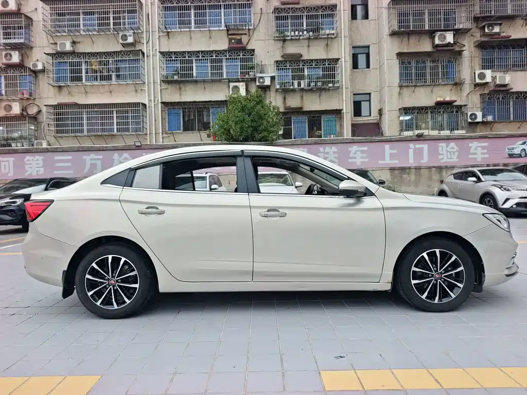 Roewe i5 — фото 5