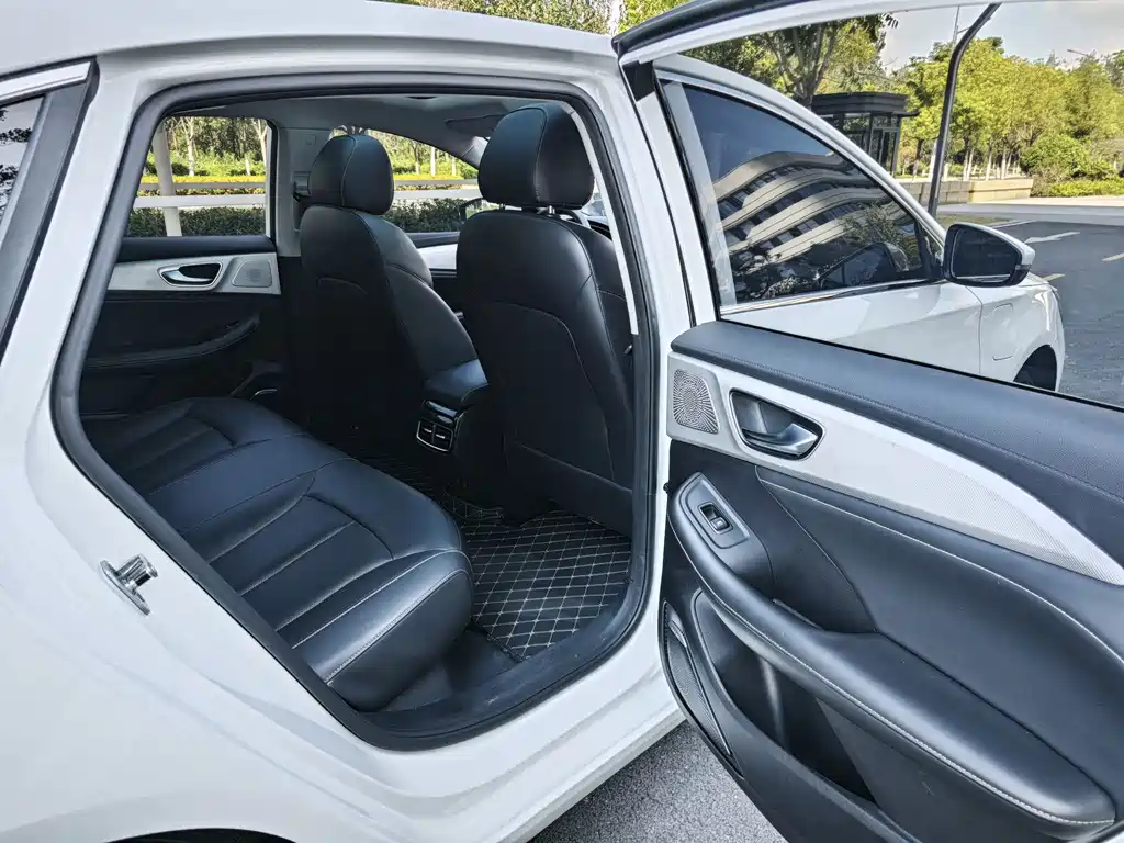 Roewe i6 MAX New Energy — фото 16