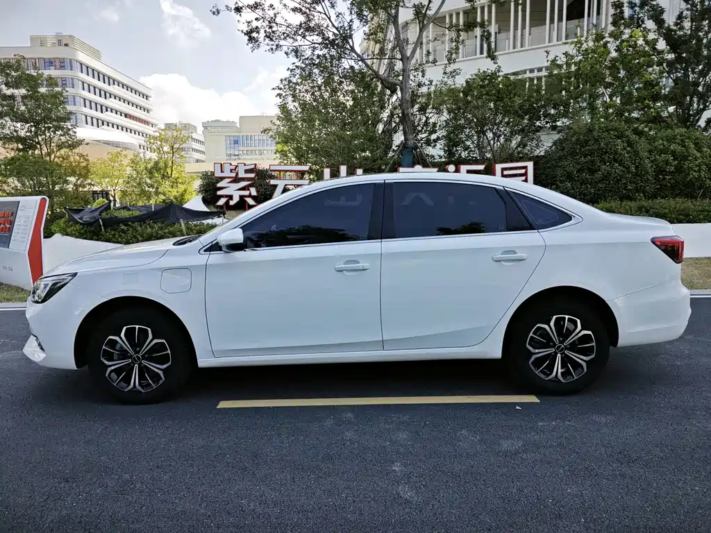 Roewe i6 MAX New Energy — фото 3