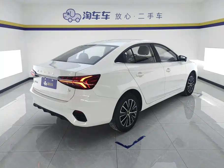 Roewe i5 — фото 3