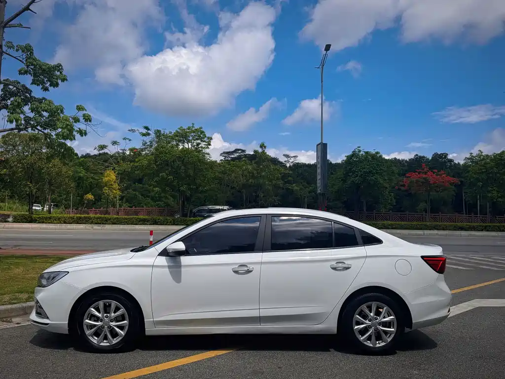 Roewe i5 — фото 6