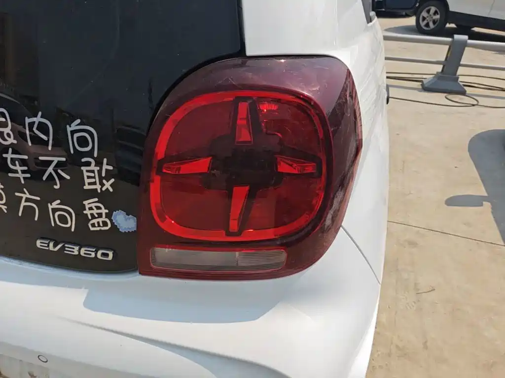 Roewe Clever — фото 8
