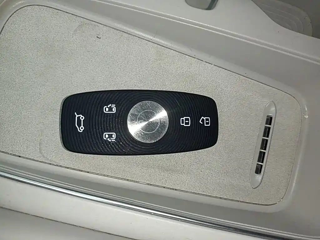 Roewe iMAX8 New Energy — фото 9