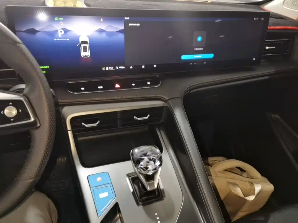 Roewe RX5 New Energy — фото 13