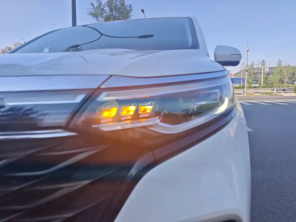 Roewe iMAX8 — фото 4