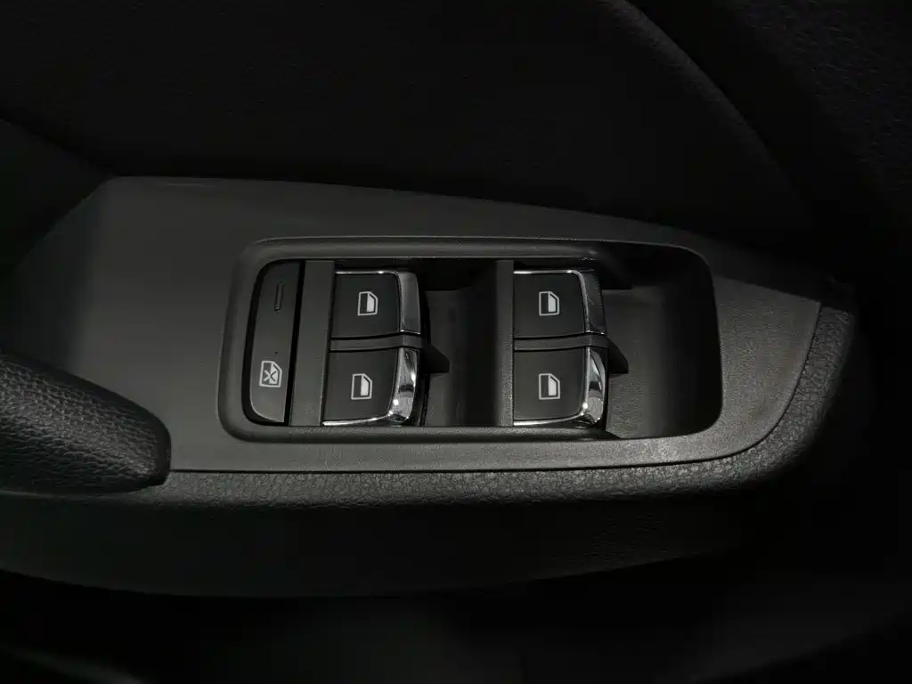Roewe RX5 New Energy — фото 9