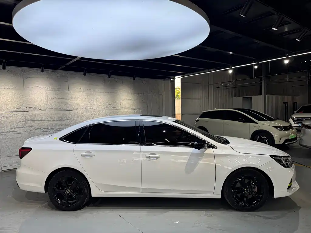 Roewe i6 MAX New Energy — фото 4