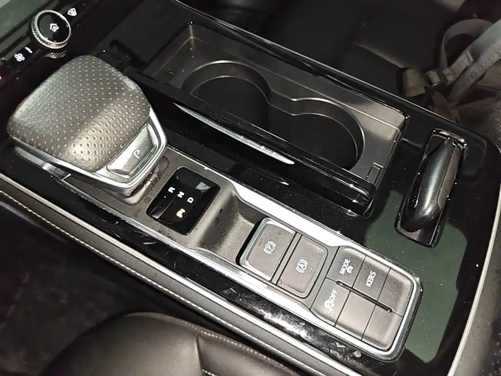 Roewe i6 MAX New Energy — фото 14