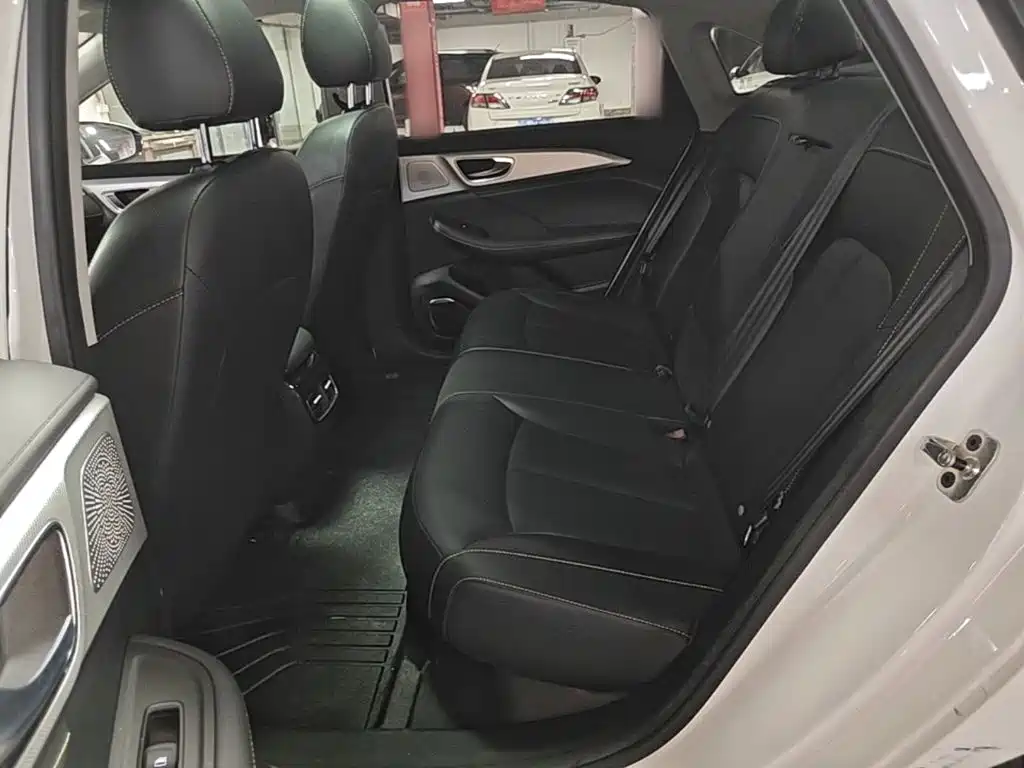 Roewe i6 MAX New Energy — фото 17
