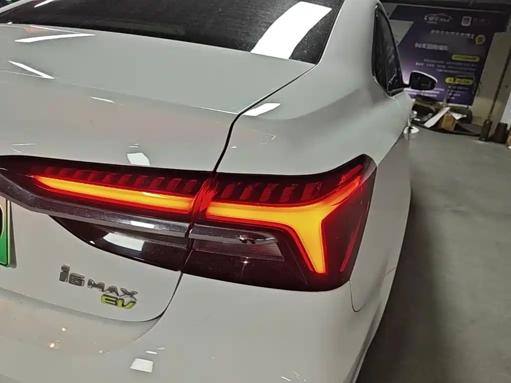 Roewe i6 MAX New Energy — фото 8
