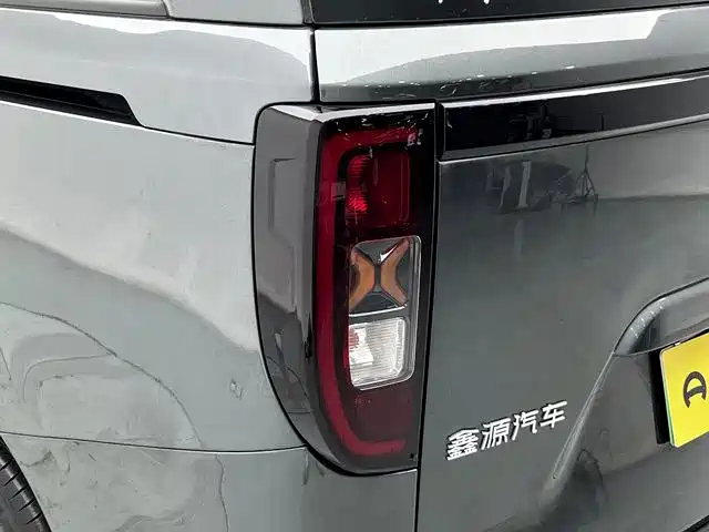 SRM Xinyuan Xiangshang V6 New Energy — фото 10